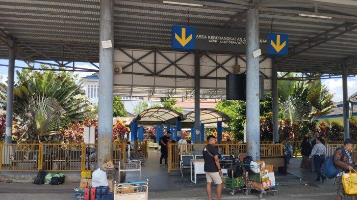 Suasana di Terminal ALBN Ambawang, banyak pemudik yang menunggu kedatangan Bus Damri Rute Pontianak-Melawi sejak pagi hingga siang ini, belum juga tiba di Terminal, Minggu 7 April 2024.