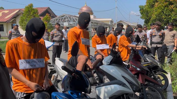 REKONTRUKSI PENGEROYOKAN - Lima tersangka kasus pengeroyokan di Seburing digiring polisi untuk melakukan adegan rekontruksi di Mapolres Sambas, Rabu 23 Juli 2025. Tersangka masing-masing RCS, RM, dan tersangka di bawah umur WH, RG, IR. Dua tersangka utama ditetapkan DPO oleh polisi.