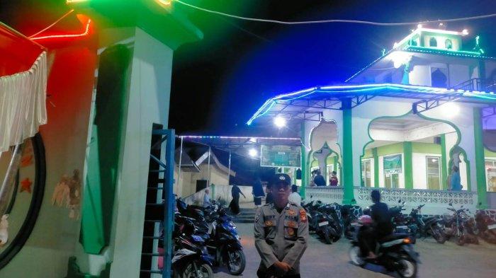SHOLAT TARAWIH - Personel Polsek Parindu melaksanakan pengamanan Shalat Tarawih di Masjid Almuhajirin, Desa Pusat Damai, Kecamatan Parindu, Rabu 19 Maret 2025. Kegiatan pengamanan ini dikendalikan langsung oleh Kapolsek Parindu, Iptu Trisna Mauludi.