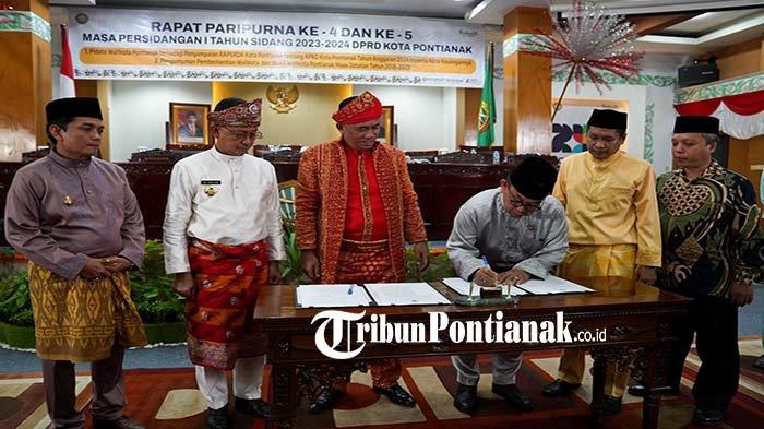 Dewan Perwakilan Rakyat Daerah (DPRD) Kota Pontianak menggelar paripurna, di Kantor DPRD Pontianak, Jalan Sultan Abdurrahman, Kota Pontianak, Senin, 23 Oktober 2023. Rapat paripurna tersebut dalam rangka pengumuman pemberhentian Edi Kamtono dan Bahasan sebagai Walikota dan Wakil Walikota Pontianak periode 2018-2023.