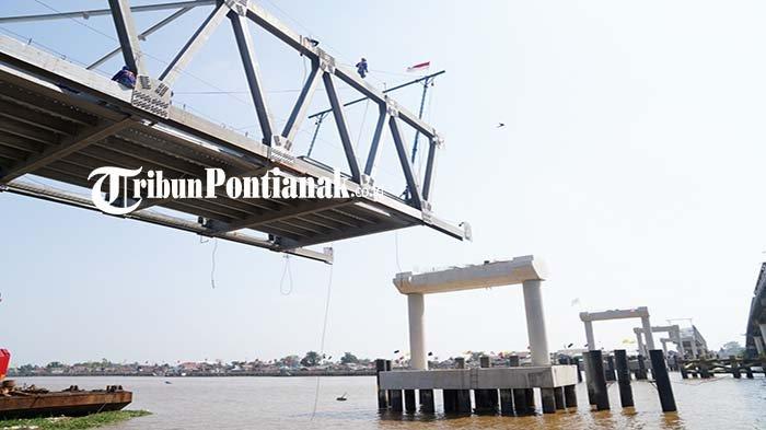 Walikota Pontianak, Edi Rusdi Kamtono melakukan peninjauan progres pembangunan duplikasi jembatan kapuas I, di Kelurahan Benua Melayu Laut, Kota Pontianak, Senin, 25 September 2023. Jembatan duplikasi dibangun sejajar dengan jembatan eksisting serta bertujuan untuk meningkatkan konektivitas warga serta memperlancar distribusi barang dan jasa.