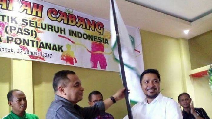 Penyerahan bendera Persatuan Atletik Seluruh Indonesia (PASI) Kota Pontianak dari Ketua Umum Periode 2011-2016, Eka Kurniawan kepada Ketua Umum Periode 2017-2021, Roby Nazarudin