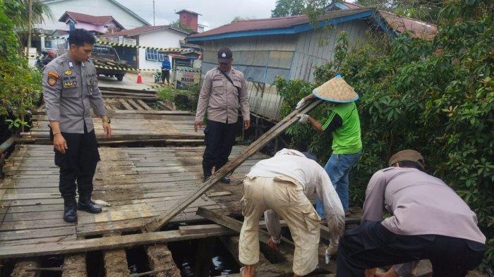 Warga Sintang memperbaiki jembatan sementara