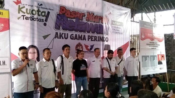 Pengurus Perindo Kalbar melalui Erma Suryani Ranik, S.H., M.H gelar Pasar Murah bertajuk 'Aku Gama Perindo' yang berlangsung di Pondok Nelayan, Jalan Gajah Mada, Kota Pontianak, Kalimantan Barat, Sabtu 13 Januari 2024.