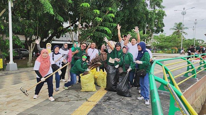 Peringati Hari Lingkungan Hidup Sedunia Tahun 2023, ratusan pegawai PLN Unit Induk Distribusi Kalimantan Barat lakukan aksi konservasi bersih-bersih kawasan waterfront Sungai Kapuas, Sabtu 10 Juni 2023.