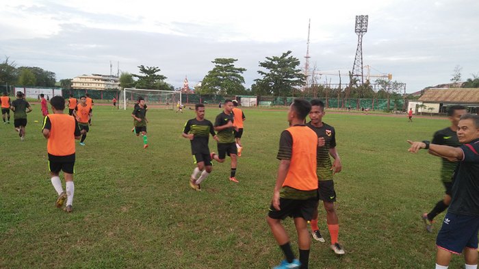 pelatih Persipon Pontianak sedang memberi arahan kepada pemain