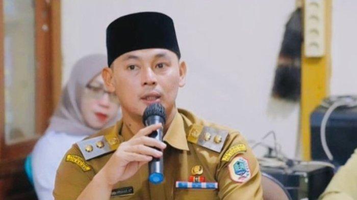 Wakil Bupati Kapuas Hulu, Wahyudi Hidayat, saat sambutan dalam kegiatan pertemuan pengelolaan TPS3R se Kabupaten Kapuas Hulu, di Dinas PRKPPLH Kapuas Hulu, Senin 18 September 2023.