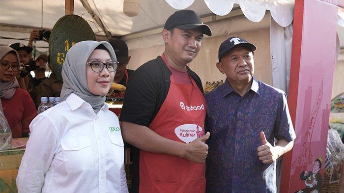 Perwakilan Mitra Usaha GoTo, dari GoFood, Sulistyono - pemilik kuliner Juara Lokal Solo Leker Gajahan Fathoni Jr. (tengah) berfoto bersama di sela-sela kunjungan Menteri Koperasi dan UKM, Teten Masduki, yang turut didampingi oleh Director of External Affairs GoTo, Nila Marita pada Perayaan Hari UMKM Nasional 2023.