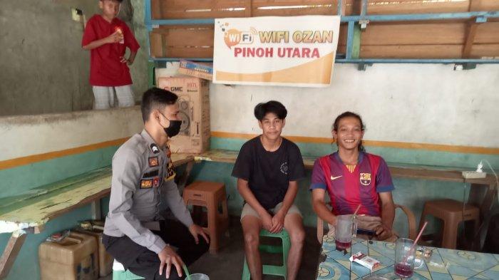 Ps Kanit Binmas Polsek Nanga Pinoh Bripka Dirhamsyah bersama Bhabinkamtibmas menyambangi warga masyarakat di Desa Tekelak dan Kompas Raya Kecamatan Pinoh Utara, Jumat 13 September 2024