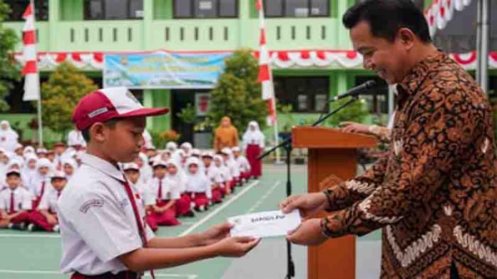 BANSOS PIP - Foto hasil olahan Akal Imitasi (AI) Gemini Google menampilkan seorang siswa yang secara simbolik menerima Bansos PIP di sekolahnya, Kamis 24 Juli 2025. Cek link berikut untuk tahu apakah Sobat Tribun Pontianak masih termasuk penerima PIP Kemendikbud 2025 dan jadwal cairnya !