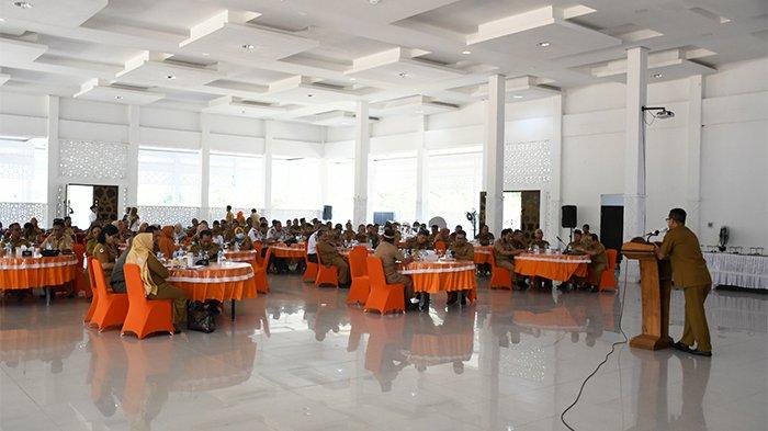 Pj Bupati Kayong Utara, Romi Wijaya, membuat gebrakan dengan menghadiri dan memberikan arahan inspiratif dalam sebuah acara coffee morning bersama seluruh Aparatur Sipil Negara (ASN) di lingkungan pemerintah Kabupaten Kayong Utara. Acara berlangsung meriah di Aula Istana Rakyat, Sukadana, Senin 25 September 2023.