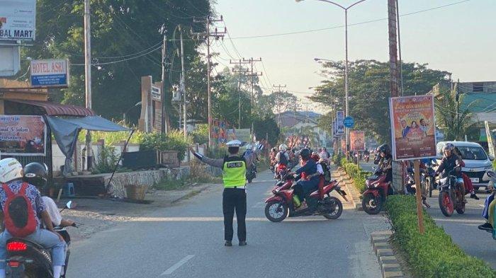 Satlantas Polres Melawi menggelar kegiatan pengaturan arus lalu lintas (ploting point) di seputaran di Kota Nanga Pinoh Kabupaten Melawi, Rabu 2 Agustus 2022 pagi.