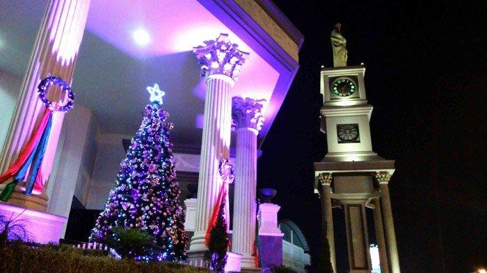 Pohon Natal setinggi kira-kira 3 meter di Gereja Katedral Santo Yoseph Pontianak, Jalan Patimura, Pontianak, Rabu (20/12/2017).