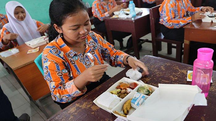 Ribuan pelajar dari berbagai sekolah di Sumatera dan Kalimantan antusias menyambut program makan bergizi gratis yang dilaksanakan Sub Holding PTPN IV PalmCo.