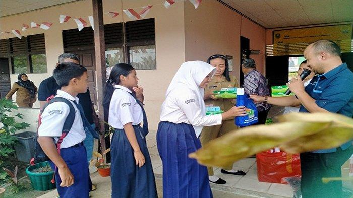 Ribuan pelajar dari berbagai sekolah di Sumatera dan Kalimantan antusias menyambut program makan bergizi gratis yang dilaksanakan Sub Holding PTPN IV PalmCo.