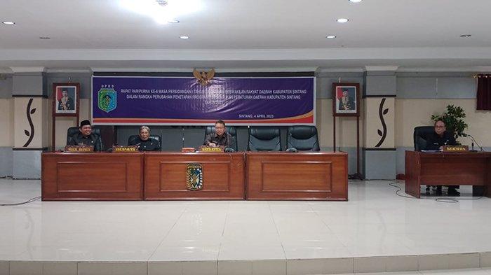 Dewan Perwakilan Rakyat Daerah ( DPRD ) Kabupaten Sintang, Kalimantan Barat, menggelar Rapat paripurna ke-6 persidangan 1 tahun 2023 dalam rangka perubahan penetapan program pembentukan peraturan daerah di gedung DPRD Sintang.