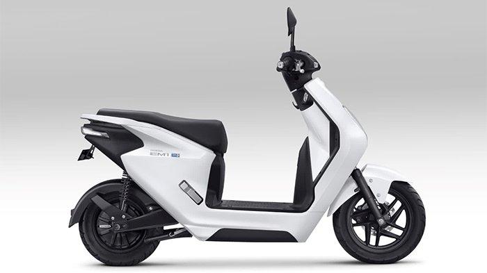 PT Astra Honda Motor (AHM) secara resmi meluncurkan sepeda motor listrik Honda EM1 e: untuk mendukung realisasi netralitas karbon dan menjawab kebutuhan pecinta sepeda motor listrik di Indonesia di ajang Gaikindo Indonesia International Auto Show
(GIIAS), Jumat 11 Agustus 2023.