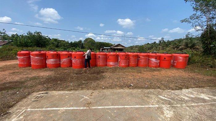 PT. GAN serahkan bantuan 98 unit toren air (Profil Tank) kepada Warga Desa Teluk Bakung di Balai Dusun Rees Kecamatan Sungai Ambawang, Kubu Raya , Selasa (1/8/2023).