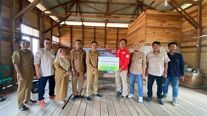 PT. GAN serahkan bantuan 98 unit toren air (Profil Tank) kepada Warga Desa Teluk Bakung di Balai Dusun Rees Kecamatan Sungai Ambawang, Kubu Raya , Selasa (1/8/2023).