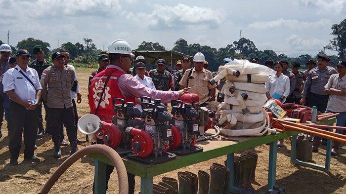 PT. Permata Lestari Jaya (PMJ) melaksanakan apel kesiapsiagaan serta simulasi karhutla di areal kebun yang berada in Desa Sekal Kecamatan Ketungau Hulu Kabupaten Sintang, Rabu 26 Juli 2023.