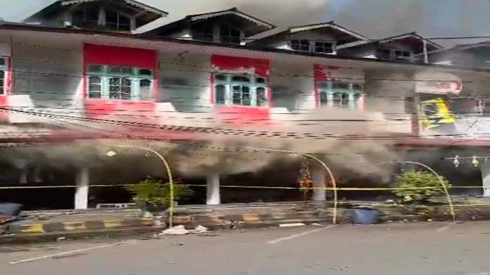Kepulan asap putih tebal dan api muncul dari puing-puing ruko yang hang terbakar di Pasar Sambas, Selasa 11 Juni 2024.
