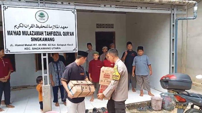 Jajaran Polres Singkawang laksanakan kegiatan penyaluran sembako dari donatur dilaksanakan di Ma'had Mulazamah Tahfidzul Quran Singkawang, Kamis 26 September 2024. 