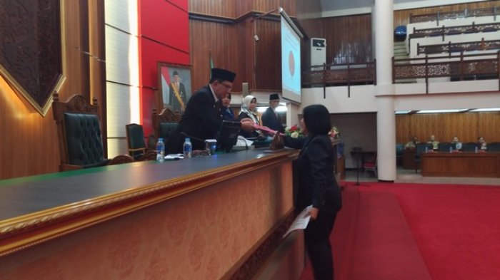 Juru Bicara Fraksi Partai PDI Perjuangan, Meiske Anggrainy menyerahkan pemandangan umum kepada Sekda Kalbar, M Zeet Hamdy Assovie dalam rapat paripurna di Aula Balairung Sari, Kantor DPRD Kalbar, Jalan Ahmad Yani Pontianak, Senin (2/10/2017).