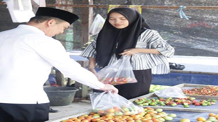 Ria Norsan borong sayur hasil produk asli hasil panen masyarakat saat berkunjung ke Desa Sungai Serabek, Teluk Keramat, Sambas, Kalbar pada Selasa 3 September 2024 pagi.