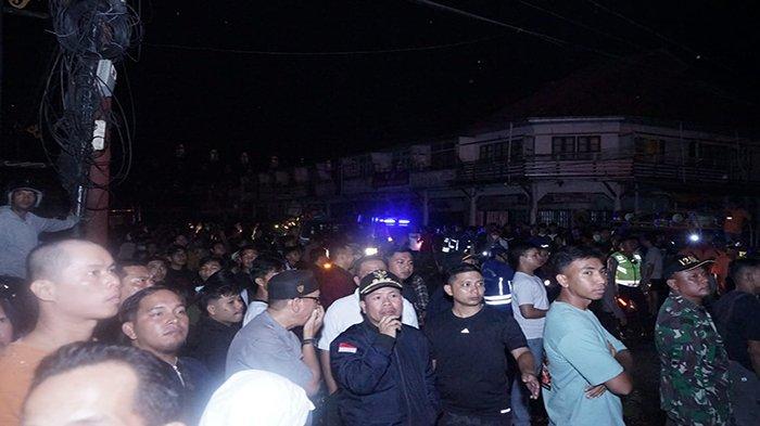 Sedikitnya 13 unit ruko di Pasar Sambas ludes terbakar. Bupati Sambas Satono turun ke lokasi untuk meninjau proses pemadaman api, Senin 10 Juni 2024 malam.