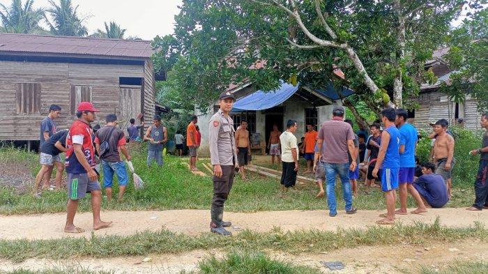 Pelayat dan Polisi datangi rumah duka di Dusun Kurnia, Desa Semedang, Kecamatan Kuala Behe, Kabupaten Landak, Senin 20 Mei 2024.