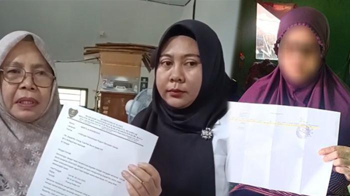 GURU BULLY SISWA - Kolase foto Kepala MTs Al-Raudhatul Islamiyah Rohana bersama wali kelas VIII saat memberikan klarifikasi soal dugaan guru bully murid karena tidak mampu bayar LKS di lingkungan sekolahnya (kiri). Ibu siswa, Penikasih saat memegang surat pindah anaknya di kediamannya pada Senin 21 Juli 2025 (kanan).