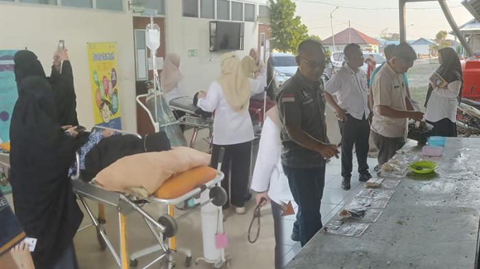 SANTRI KERACUNAN MAKANAN - Kolase foto 61 santri Pondok Pesantren (Ponpes) Al Furqon Desa Tebas Sungai, Kecamatan Tebas, Kabupaten Sambas, Kalimantan Barat dirawat usai diduga keracunan makanan pada Rabu 23 Juli 2025 lalu (kiri). Dinkes Sambas saat mengambil sampel makanan yang menjadi dalang keracunan santri Ponpes Al Furqon ke laboratorium (kanan).