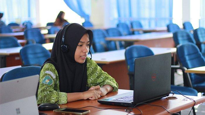 Salah sesorang siswi yang lulus psikotes mengikuti tes wawancara HRD PT Mayora Indah melalui Zoom Meeting, Rabu, 30 Agustus 2023.