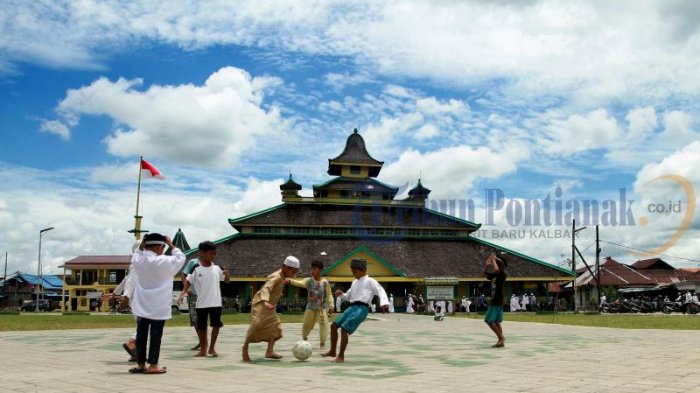 Warga Pontianak berdoa di depan masjid setempat