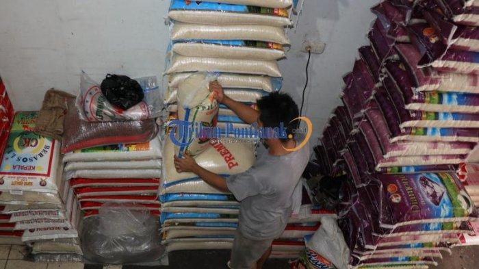 Foto-foto Pedagang Beras di Toko Pelangi Pasar Mawar Pontianak