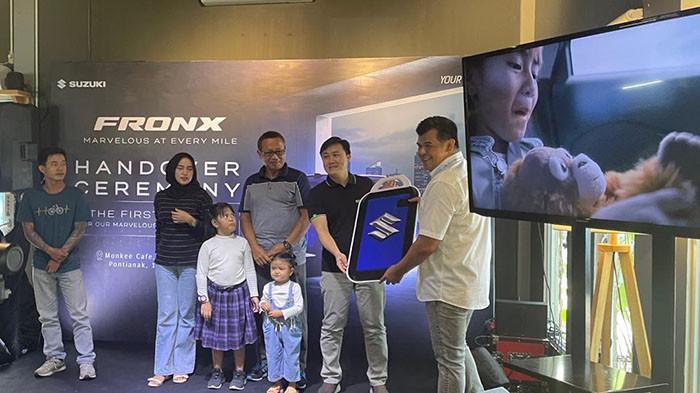 SERAHKAN - Branch Manager PT DKU Kalimantan Barat Jamal serahkan kunci pada para konsumen Suzuki Fronx di Monkee Cafe, Bar and Resto Pontianak, Sabtu 19 Juli 2025. 