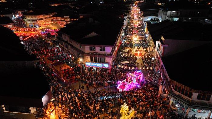 Tampak dari udara ratusan ribu masyarakat menyaksikan pawai lampion, di Jalan Firdaus, Kota Singkawang, Senin, 10 Februari 2025 malam. Pawai lampion tersebut dalam rangka menyemarakkan perayaan Cap Go Meh 2025.
