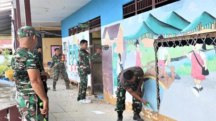 Anggota Koramil 1205-07/Sintang melaksanakan kegiatan karya bakti membantu pembongkaran Sekolah Luar Biasa Negeri (SLBN) 25 Sintang Jalan PKP Mujahidin, Tanjung Puri, Kecamatan Sintang, Kabupaten Sintang, Senin 6 Mei 2024.