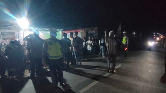 Polisi lakukan pengamanan kampanye pasangan calon Wali Kota dan Wakil Wali Kota Singkawang nomor urut 01, H. Abdul Muthalib, S.E., M.E., dan Drs. H. Irwan, M.Si.,di Jalan Gayung Bersambut, RT. 009 RW. 001, Kelurahan Setapuk Kecil, Kecamatan Singkawang Utara, Jumat 8 November 2024 malam