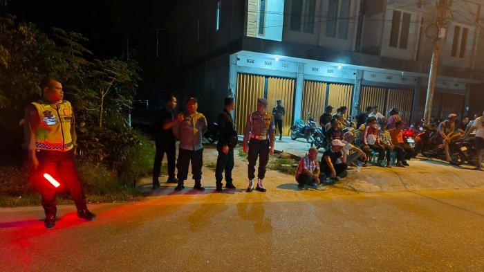 Polisi lakukan pengamanan kampanye calon Wali Kota dan Wakil Wali kota Singkawang nomor urut 01, H. Abdul Muthalib, S.E., M.E. dan Drs. H. Irwan, M.Si., berlangsung aman dan lancar di Jl. Tani, Rt 004 Rw 001, Kelurahan Sungai Wie, Kecamatan Singkawang Tengah