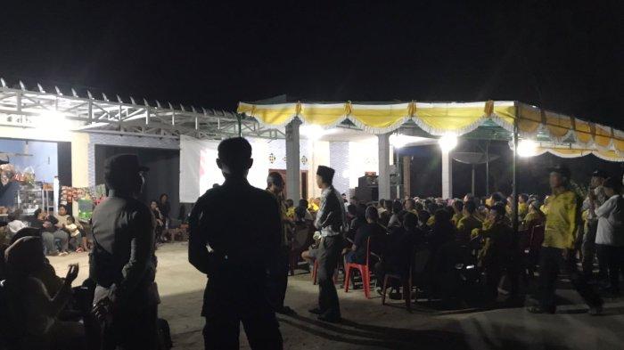 Personel Operasi Mantap Praja Kapuas 2024 melaksanakan kegiatan Pengamanan kampanye Pemilihan Walikota dan Wakil Wali kota Singkawang Tahun 2024 oleh pasangan calon nomor urut 03, Dr. H. Andi Syarif T.U.W, S.T., M.T., M.Si. (Han) dan Ir. H. Yusnita Fitriadi. Kegiatan kampanye ini berlangsung di rumah Bapak Suratno Jln.Disbun Kel.Sijangkung,Singkawang Selatan, Selasa 5 November 2024)