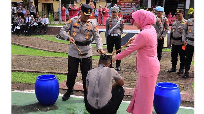 Kapolres Melawi AKBP Muhammad Syafi’i S.I.K., S.H., M.H melaksanakan pembinaan tradisi dengan menyiramkan air kembang kepada para personel yang naik pangkat di halaman Polres Melawi, Selasa 2 Juli 2024 siang.