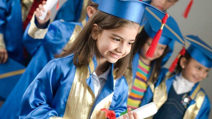 Siswa SMA sedang mempersiapkan acara pensi sekolah