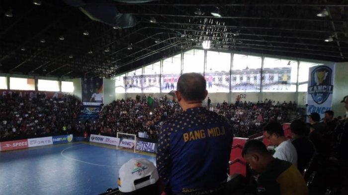 Tim futsal mahasiswa sedang bertanding di GOR Pangsuma