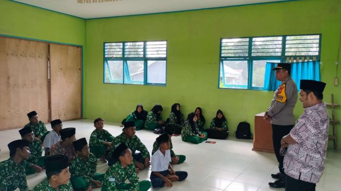 TANAMKAN KEDISIPLINAN - Polsek Kembayan melaksanakan kegiatan sosialisasi kedisiplinan kepada para siswa-siswi MTs Hidayatullah Kembayan, Desa Tunggal Bhakti, Kecamatan Kembayan, Kabupaten Sanggau, Kamis 17 Juli 2025 pagi.