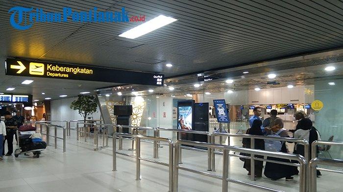 Tampak sejumlah penumpang pesawat memasuki pintu keberangkatan Bandara Supadio Kabupaten Kubu Raya, Kota Pontianak, Kalimantan Barat, Minggu 7 April 2024.