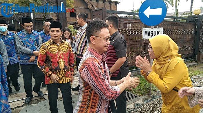 Wali Kota Pontianak Edi Kamtono dan Wakil Wali Kota Pontianak Bahasan berjabat tangan sembari keluar meninggalkan Kantor Wali Kota Pontianak, Jalan Rahadi Usman, Kota Pontianak, Kalimantan Barat, Jumat 22 Desember 2023.