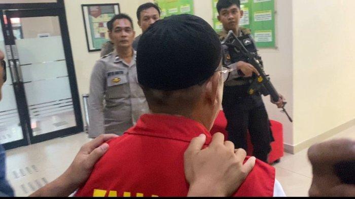SIDANG PUTUSAN - Terdakwa Herman yang merupakan oknum anggota DPRD Kota Singkawang, memilih bungkam ketika dimintai tanggapan oleh awak media, di Pengadilan Negeri Singkawang, Rabu 21 Mei 2025. Usai majelis hakim menjatuhkan vonis 12 tahun penjara atas kasus pencabulan anak di bawah umur