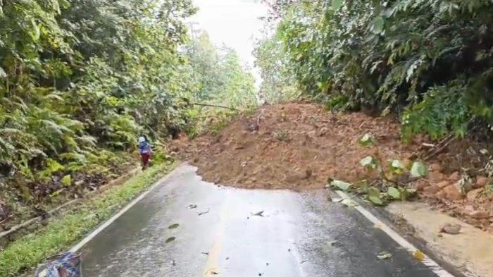 Tanah longsor timbun Jalan Lintas Utara (Genting Lanjak), Desa Lanjak Deras, Kecamatan Batang Lupar, Kabupaten Kapuas Hulu, Kamis 11 April 2024.