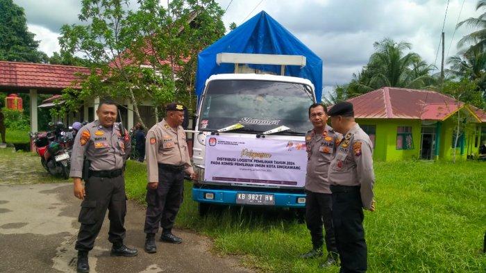 Personel Polres Singkawang melakukan pengawalan Logistik Pemilu ke PPK Kecamatan Singkawang Timur, Senin 25 November 2024.